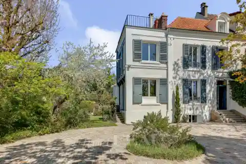 Spacious Property with Garage and Studio