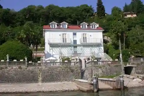 Historic Villa with Direct Access to the Lake