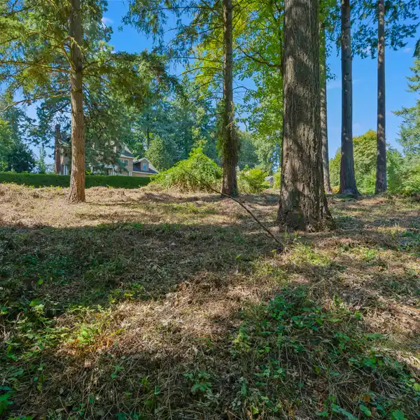 PRIVATE LOT IN EXCLUSIVE DUNTHORPE