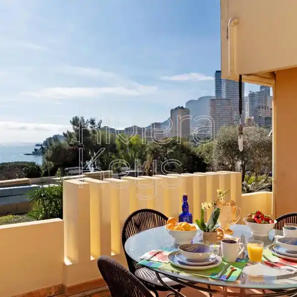 UNIQUE LIGHT-FILLED APARTMENT IN A HIGH-END BUILDING