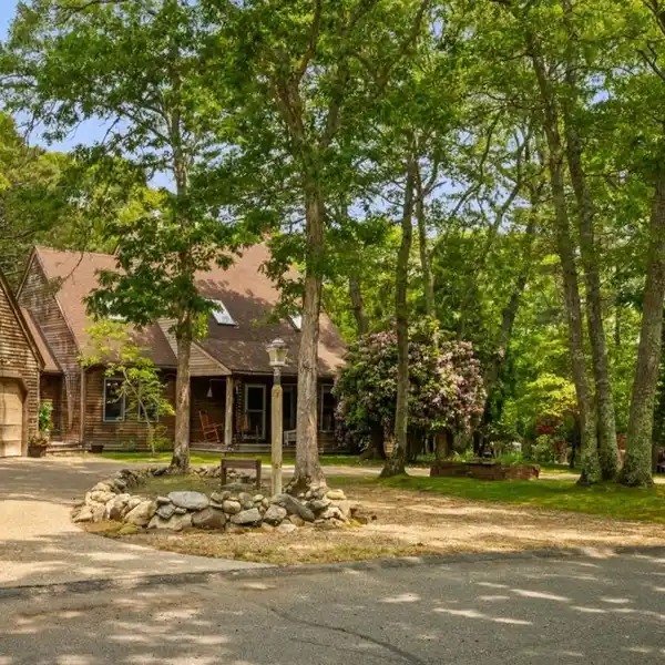 THOUGHTFULLY DESIGNED POST-AND-BEAM HOME