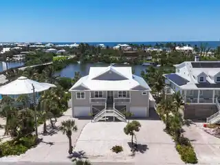 Luxury and Traditional Charm on Palm Island