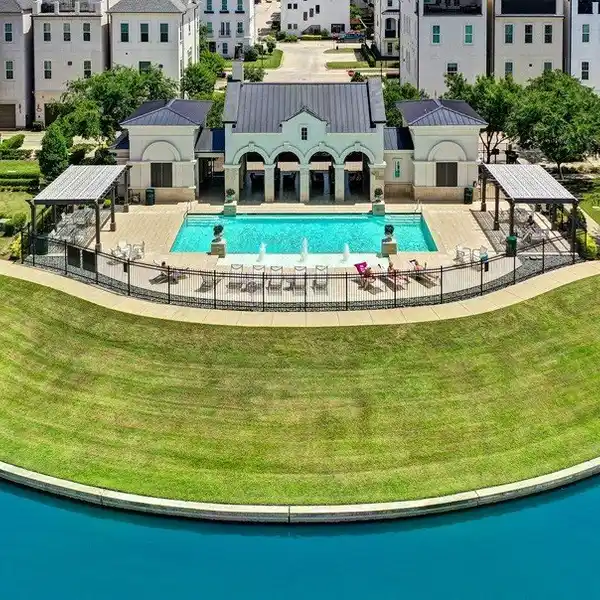 RESORT-STYLE HOME INSIDE THE LOOP