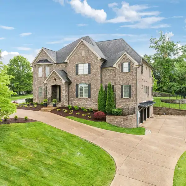 IMPECCABLY CRAFTED ESTATE IN HAMPTON RESERVE
