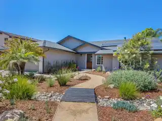 Modern Coastal Comfort on a Flat Lot