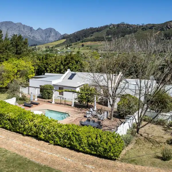 VINEYARD TRANQUILLITY WITH VILLAGE CONVENIENCE