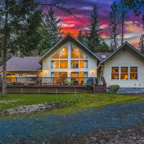 PRIVATE PARADISE WITH GOURMET KITCHEN AND FOREST VIEWS