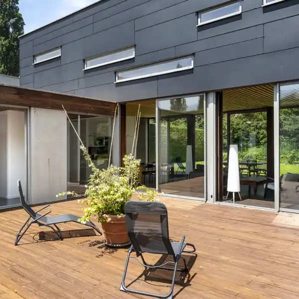 LIGHT-FILLED CONTEMPORARY VILLA