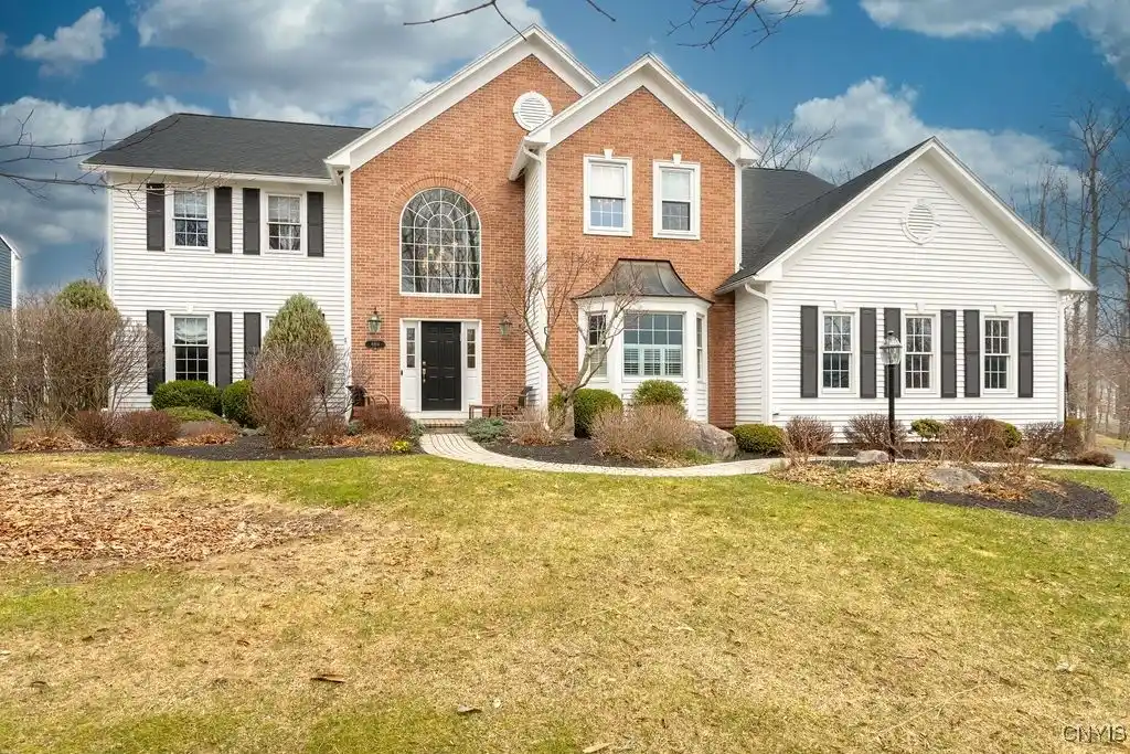 Picturesque Home in Woodridge Farms
