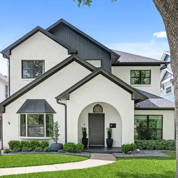 SOPHISTICATED BRIARWOOD RETREAT WITH MODERN ELEGANCE