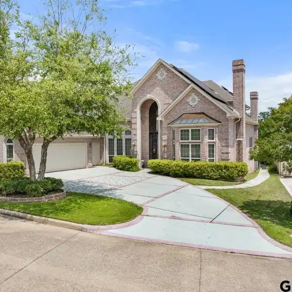 STUNNING HOME IN GATED WINSFORD AT HOLLYTREE