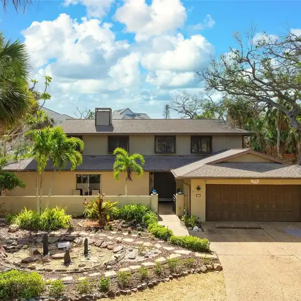 BEAUTIFUL SIESTA KEY PROPERTY