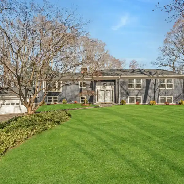 ELEGANT AND EXPANSIVE RESIDENCE
