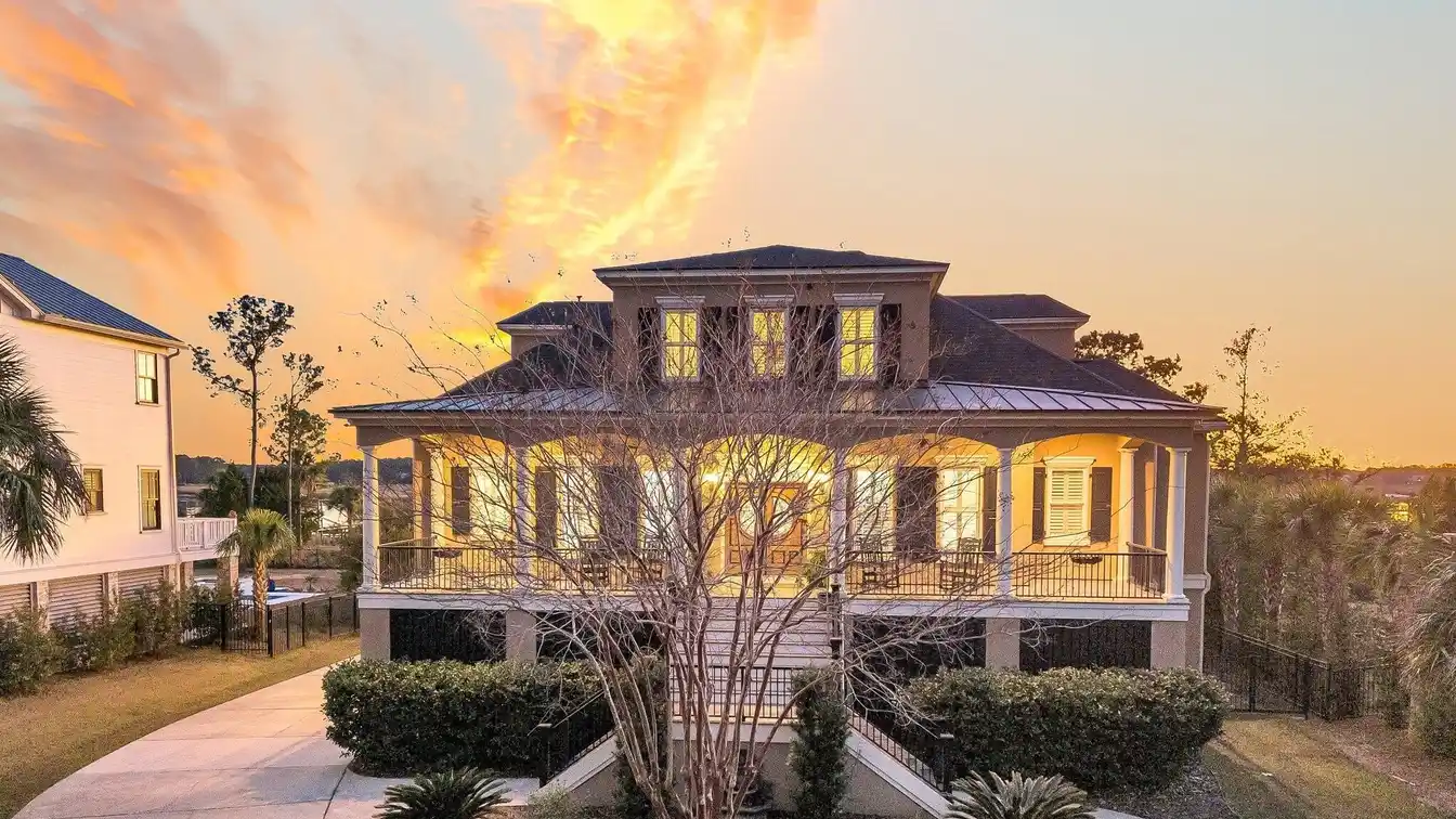 Fabulously Refreshed Paradise Island Deep Water Home