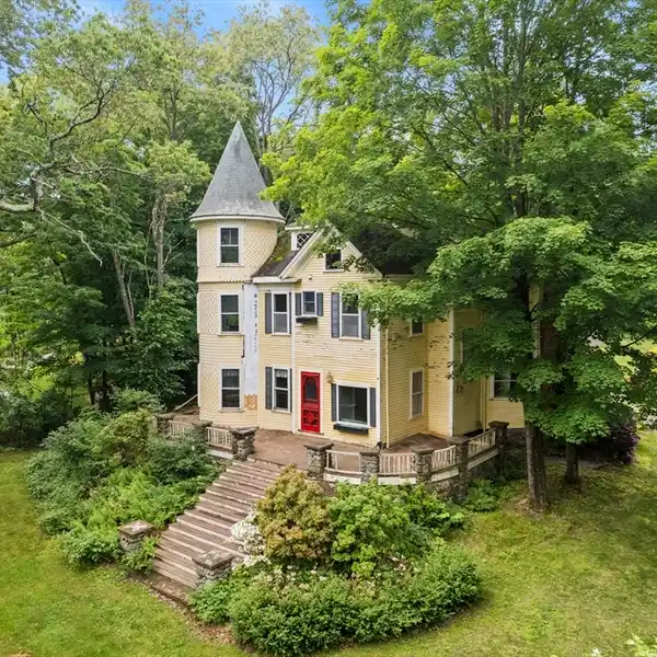 HISTORIC ELEGANCE ON EXPANSIVE SCENIC GROUNDS