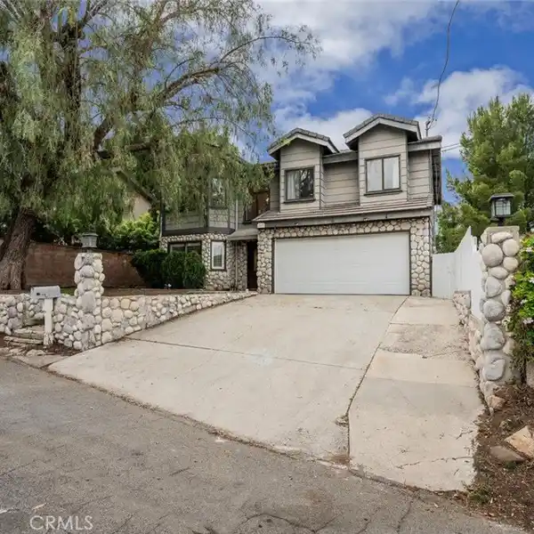 COMFORTABLE LIVING IN CALABASAS HIGHLANDS