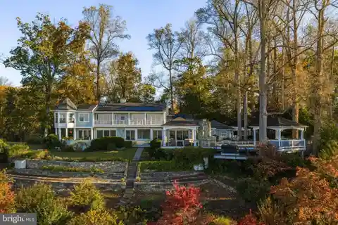 Gourmet Kitchen and Open Gathering Room Feature