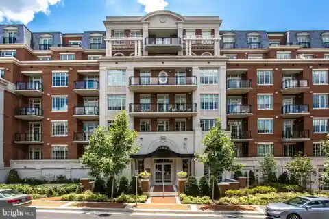 Luxe Living in Mclean's Vibrant Signet Condominiums