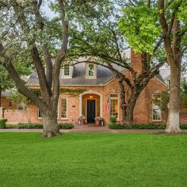 SINGLE-STORY GEM IN ONE OF PRESTON HOLLOW'S DESIRED STREETS