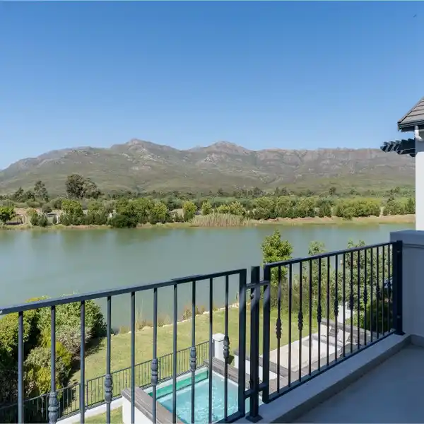 UNPARALLELED LUXURY AND CONTEMPORARY ELEGANCE
