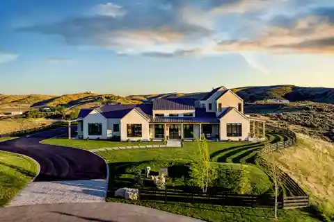 Luxurious Custom Estate with Captivating Views and Acreage