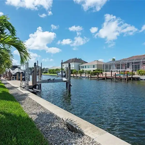 UNPARALLELED LUXURY AND COMFORT ON A WIDE CANAL