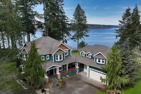 Amazing Home Above Holmes Harbor
