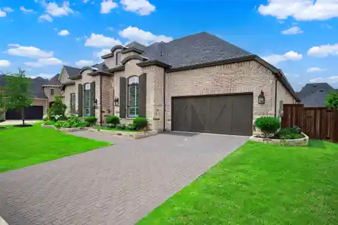 Beautiful Single-Story Pool Home in Mustang Lakes