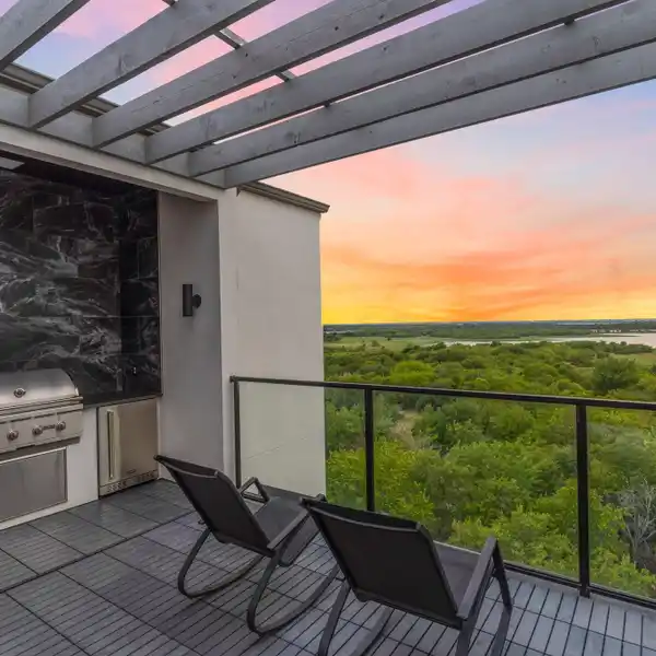 MODERN TOWNHOME WITH ROOFTOP PATIO
