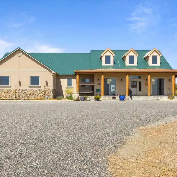 SPACIOUS ACREAGE RETREAT WITH STUNNING MOUNTAIN VIEWS