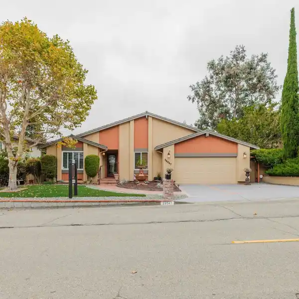 HAYWARD HAVEN WITH STUNNING SCENIC VIEWS