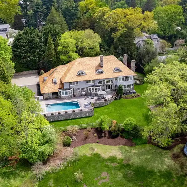 ROGER BARTELS SHINGLE-STYLE LUXURIOUS HOME
