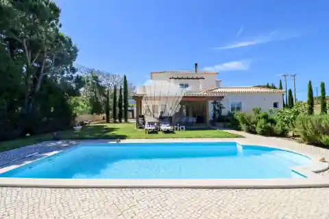 Charming Four Bedroom Villa in Vale Del Rei