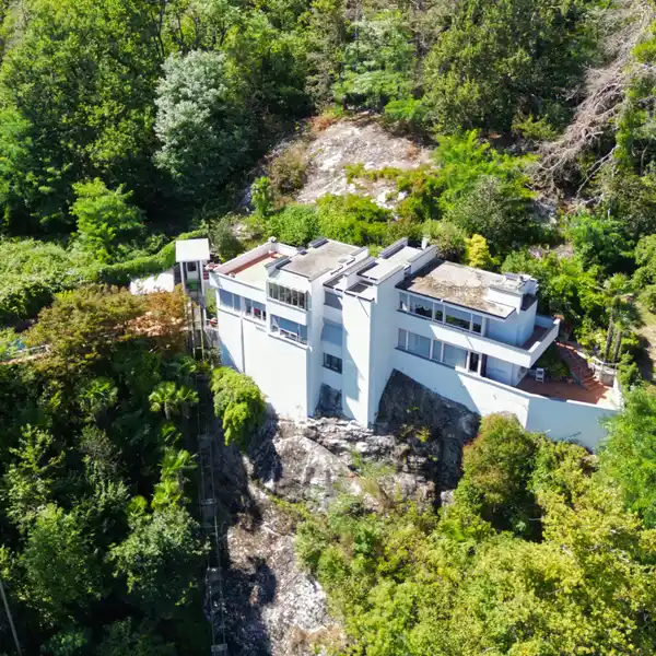 THREE BEDROOM RESIDENCE IN A LUSH SETTING