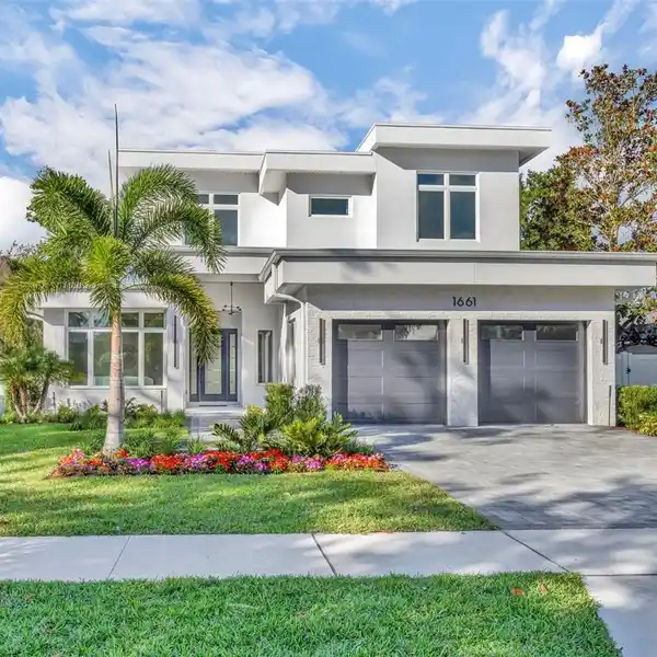 STUNNING HOME IN A PRIME WINTER PARK NEIGHBORHOOD