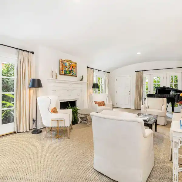CHARMING TOWNHOME IN THE HEART OF TOWN