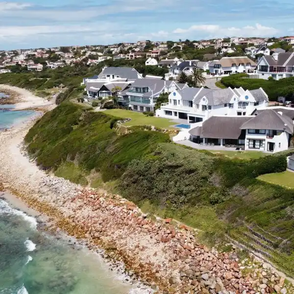ELEVATED PROPERTY WITH BREATHTAKING OCEAN VIEWS