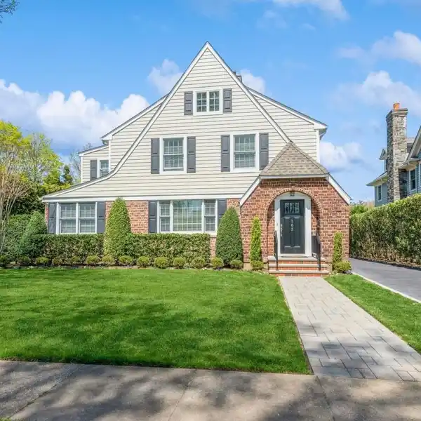 SHOW-STOPPING SIDE-HALL COLONIAL