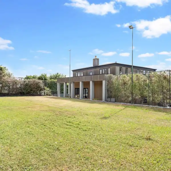 SPRAWLING THREE-LEVEL LUXURY RESIDENCE IN THE HEART OF REMUERA