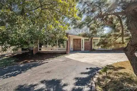 Mid-century Modern Home Sits on Nearly Four Park-like Acres