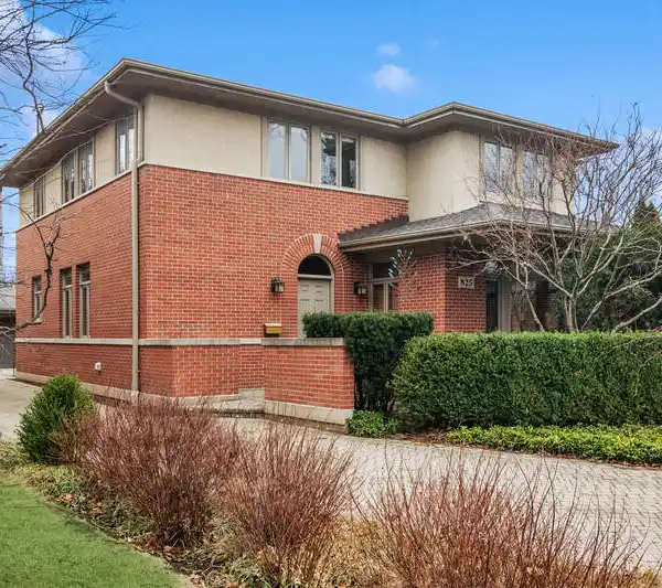 EXQUISITE HOME BLENDING ELEGANCE AND COMFORT