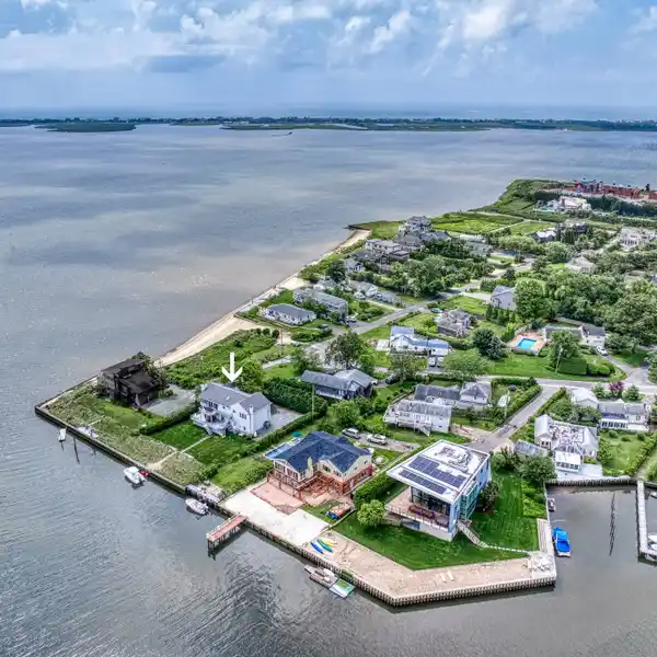 WATERFRONT BEACH HOUSE ON SHINNECOCK BAY
