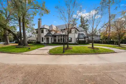 Luxurious Living in River Oaks