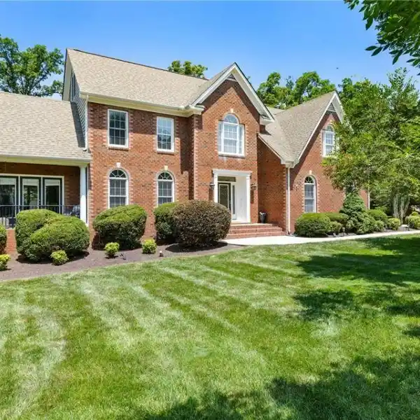 MOVE-IN READY HOME IN KINGS FARM