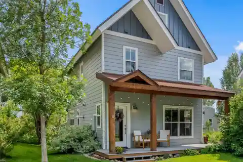 Stylish Steamboat Living Near River