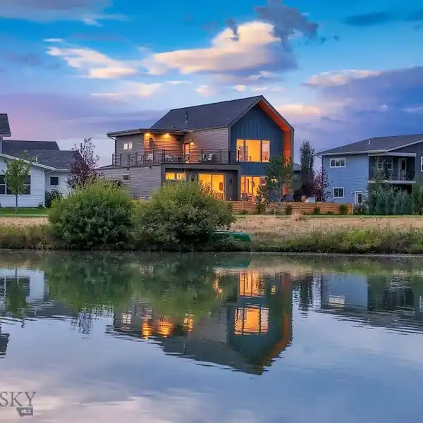 STUNNING HOME IN THE LAKES AT VALLEY WEST
