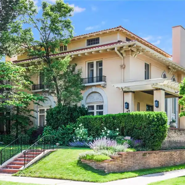 ELEGANCE AND LUXURY IN THE HISTORIC COUNTRY CLUB NEIGHBORHOOD