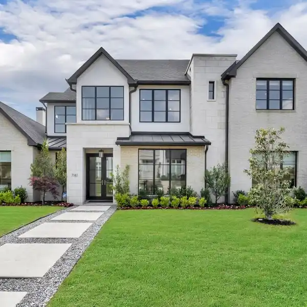 GORGEOUS HOME IN THE HEART OF LAKEWOOD
