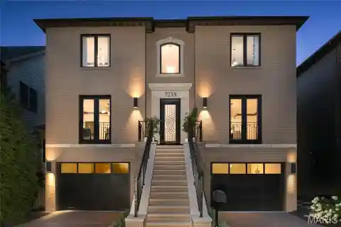 Metropolitan Elegance in a Vibrant Setting