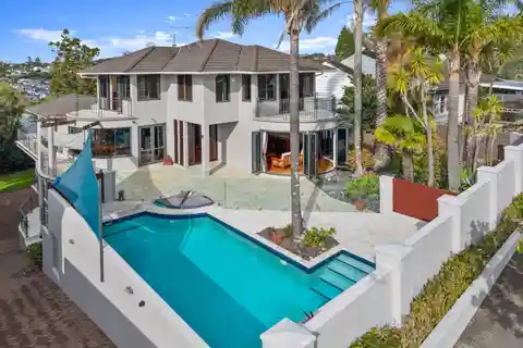 Three-level Home Offering Indoor-outdoor Luxury Living